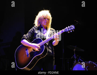 Der US-Singer/Songwriter Lucinda Williams auf ihrem 63. Geburtstag im Kesselhaus der Kulturbrauerei in Berlin, Deutschland, 26. Januar 2016 durchführen. Foto: ROLAND POPP/DPA - kein Draht-Dienst- Stockfoto