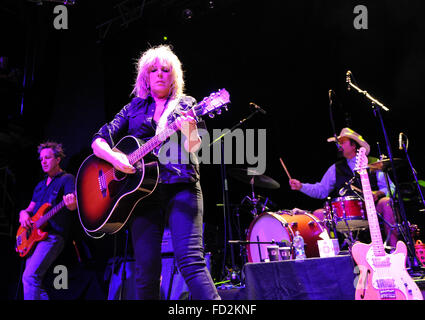 Der US-Singer/Songwriter Lucinda Williams auf ihrem 63. Geburtstag im Kesselhaus der Kulturbrauerei in Berlin, Deutschland, 26. Januar 2016 durchführen. Foto: ROLAND POPP/DPA - kein Draht-Dienst- Stockfoto