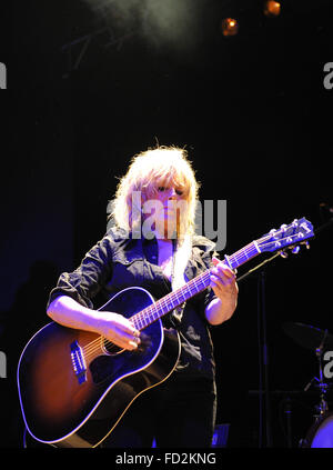 Der US-Singer/Songwriter Lucinda Williams auf ihrem 63. Geburtstag im Kesselhaus der Kulturbrauerei in Berlin, Deutschland, 26. Januar 2016 durchführen. Foto: ROLAND POPP/DPA - kein Draht-Dienst- Stockfoto