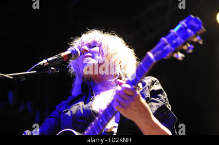 Der US-Singer/Songwriter Lucinda Williams auf ihrem 63. Geburtstag im Kesselhaus der Kulturbrauerei in Berlin, Deutschland, 26. Januar 2016 durchführen. Foto: ROLAND POPP/DPA - kein Draht-Dienst- Stockfoto