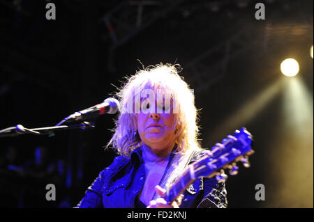 Der US-Singer/Songwriter Lucinda Williams auf ihrem 63. Geburtstag im Kesselhaus der Kulturbrauerei in Berlin, Deutschland, 26. Januar 2016 durchführen. Foto: ROLAND POPP/DPA - kein Draht-Dienst- Stockfoto