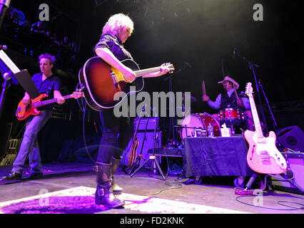 Der US-Singer/Songwriter Lucinda Williams auf ihrem 63. Geburtstag im Kesselhaus der Kulturbrauerei in Berlin, Deutschland, 26. Januar 2016 durchführen. Foto: ROLAND POPP/DPA - kein Draht-Dienst- Stockfoto