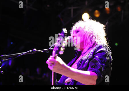 Der US-Singer/Songwriter Lucinda Williams auf ihrem 63. Geburtstag im Kesselhaus der Kulturbrauerei in Berlin, Deutschland, 26. Januar 2016 durchführen. Foto: ROLAND POPP/DPA - kein Draht-Dienst- Stockfoto