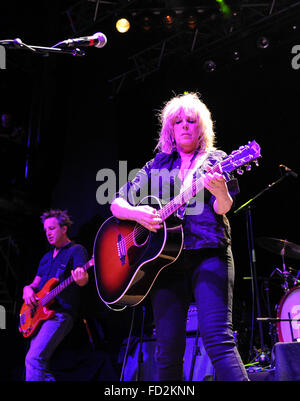 Der US-Singer/Songwriter Lucinda Williams auf ihrem 63. Geburtstag im Kesselhaus der Kulturbrauerei in Berlin, Deutschland, 26. Januar 2016 durchführen. Foto: ROLAND POPP/DPA - kein Draht-Dienst- Stockfoto