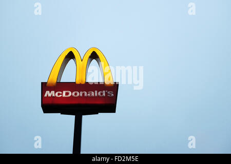 McDonald's fast Food Burger-Restaurant und fahren durch in Brighton Marina UK Stockfoto