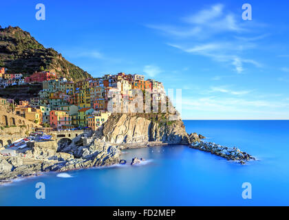 Manarola Dorf auf Klippe Felsen und Meer bei Sonnenuntergang, Seelandschaft in Cinque Terre Nationalpark Cinque Terre, Ligurien Italien Europa. Lo Stockfoto