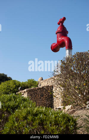 Schwebende rote Hahn Brunnen illusion Cala Galdana Menorca Spanien Balearen Stockfoto