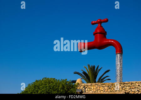 Schwebende rote Hahn Brunnen illusion Cala Galdana Menorca Spanien Balearen Stockfoto