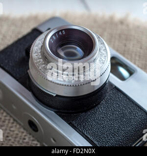In der Nähe der alten Kamera auf Holztisch Stockfoto