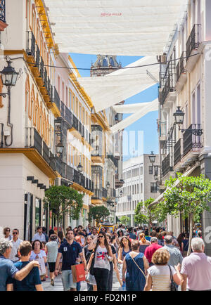 Spanien, Andalusien, Provinz Sevilla, Sevilla, Casco Antiguo, Sonnenblenden an Fußgängerzone Calle Tetuán Stockfoto