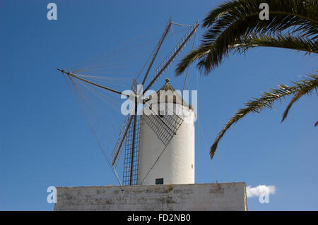 Gärtnerei und Windmühle. Ethnologisches Museum, Sant Lluis, Menorca Insel, Balearen, Spanien. Stockfoto