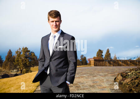 Bräutigam-Porträt in Zentral-Oregon am Tag seiner Hochzeit. Stockfoto