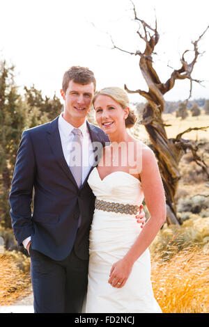 Zentral-Oregon Hochzeit Tag Porträt der Braut und des Bräutigams im Freien im Winter. Stockfoto