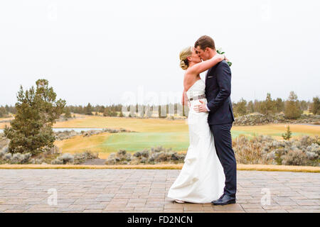 Zentral-Oregon Hochzeit Tag Porträt der Braut und des Bräutigams im Freien im Winter. Stockfoto