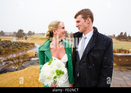 Winter-Porträt einer Braut und Bräutigam im Schnee am Tag ihrer Hochzeit in Zentral-Oregon. Stockfoto