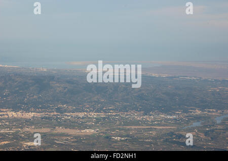 Gemeine Kiefer (Pinus sylvatica) Bäume im Berg Caro, Els Ports de Beseit, Spanien, durch Wind und rauen Wetter geprägt. Stockfoto