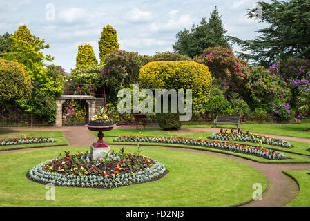 Im Frühsommer Pflanzung im viktorianischen Blumengarten in Wentworth Castle Gardens in der Nähe von Barnsley, Yorkshire, England. Stockfoto