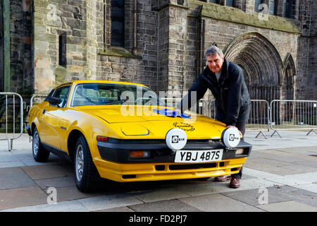 Paisley, Großbritannien. 27. Jan 2016. Mehr als 90 World Rally und klassischen Autos begann die 84. Rallye Monte-Carlo von Paisley bei Glasgow zu rennen, um die 2688 Kilometer nach Monte Carlo in Süd frankreich. Trotz starkem Regen und starkem Wind, Tausende von Zuschauern stellte sich heraus, um die Autos Credit: Findlay/Alamy Leben Nachrichten jubeln Stockfoto