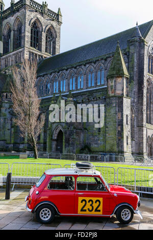 Paisley, Großbritannien. 27. Jan 2016. Mehr als 90 World Rally und klassischen Autos begann die 84. Rallye Monte-Carlo von Paisley bei Glasgow zu rennen, um die 2688 Kilometer nach Monte Carlo in Süd frankreich. Trotz starkem Regen und starkem Wind, Tausende von Zuschauern stellte sich heraus, um die Autos Credit: Findlay/Alamy Leben Nachrichten jubeln Stockfoto