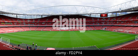 Weitwinkelaufnahme des Feldes und Sitzplätze im Emirates Stadium in London