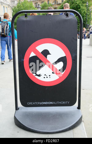 Melde nicht füttern Tauben am Trafalgar Square. London. Stockfoto