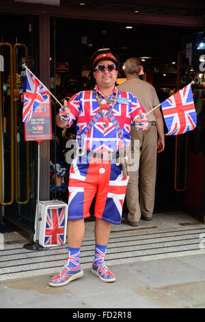 Mann in der Union Jack Souvenir Kleidung außerhalb des Speichers Cool Britannia am Piccadilly Circus in London, Großbritannien Stockfoto