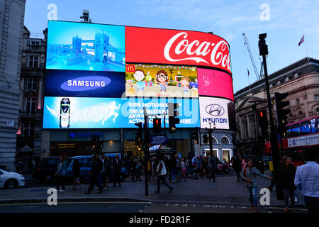 Piccadilly Circus bei Dämmerung große Bildschirme mit Werbung, die Tower Bridge in London, England Stockfoto