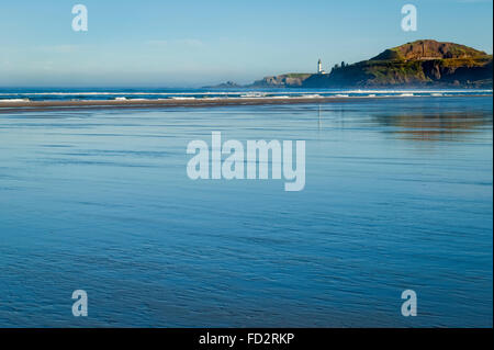 Yaquina Head Lighthouse von Agate Beach an der zentralen Küste Oregons. Stockfoto