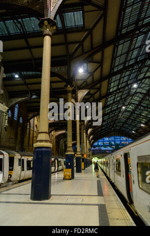 Züge und Plattform und das riesige Dach, Liverpool Street Station in London, England Stockfoto