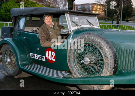 Paisley, Großbritannien. 27. Jan 2016. Mehr als 90 World Rally und klassischen Autos begann die 84. Rallye Monte-Carlo von Paisley bei Glasgow zu rennen, um die 2688 Kilometer nach Monte Carlo in Süd frankreich. Trotz starkem Regen und starkem Wind, Tausende von Zuschauern stellte sich heraus, um die Autos Credit: Findlay/Alamy Leben Nachrichten jubeln Stockfoto