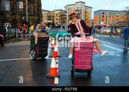 Paisley, Großbritannien. 27. Jan 2016. Mehr als 90 World Rally und klassischen Autos begann die 84. Rallye Monte-Carlo von Paisley bei Glasgow zu rennen, um die 2688 Kilometer nach Monte Carlo in Süd frankreich. Trotz starkem Regen und starkem Wind, Tausende von Zuschauern stellte sich heraus, um die Autos Credit: Findlay/Alamy Leben Nachrichten jubeln Stockfoto