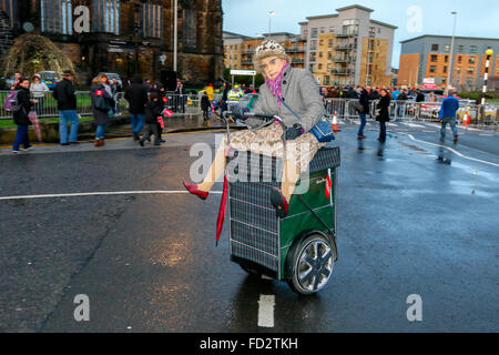 Paisley, Großbritannien. 27. Jan 2016. Mehr als 90 World Rally und klassischen Autos begann die 84. Rallye Monte-Carlo von Paisley bei Glasgow zu rennen, um die 2688 Kilometer nach Monte Carlo in Süd frankreich. Trotz starkem Regen und starkem Wind, Tausende von Zuschauern stellte sich heraus, um die Autos Credit: Findlay/Alamy Leben Nachrichten jubeln Stockfoto