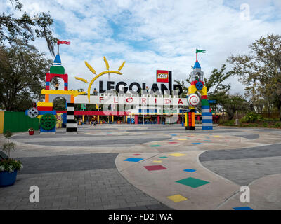 Der Haupteingang und Willkommensschild an Lego Legoland Florida, gelegen In Winter Haven südlich von Orlando, Florida Stockfoto