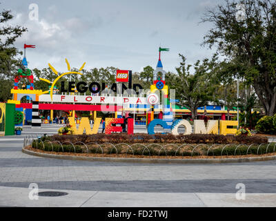 LEGO Legoland Florida, gelegen In Winter Haven südlich von Orlando, Florida am Haupteingang und Willkommens-Schild Stockfoto