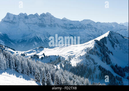 Der Gebirgszug des Dents du Midi in den französischen Alpen in der Nähe von Châtel, Portes du Soleil, im winter Stockfoto