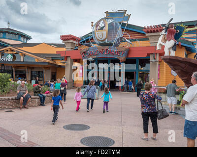 Die Welt der Disney Geschenk und Souvenir-Shop in der Innenstadt von Disney-Shopping-Mall In Orlando Florida Stockfoto