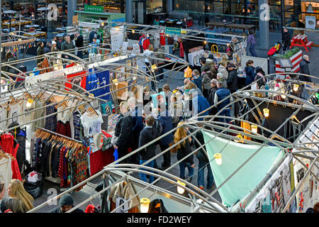 Auf Käufer an Ständen in den Alten Spitalfields überdachte Markt in London England Großbritannien Stockfoto