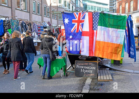 Der Petticoat Lane Sonntag Markt Zeichen vor einem Stall verkaufen internationale Flaggen London England UK Willkommen Stockfoto