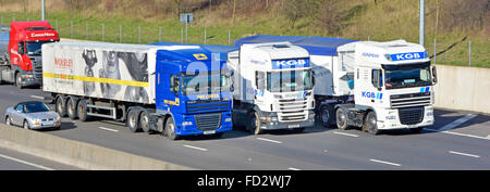 LKW und ein Auto überholen auf vierspurigen Abschnitt der Autobahn M25 (Auto verdeckt Nummernschild) Stockfoto