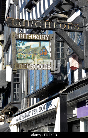 Zeichen über Hathaway tea rooms in der Shakespeare Stadt Stratford-upon-Avon Zeichen zeigt Anne Hathaway's Cottage Warwickshire, England Großbritannien Stockfoto