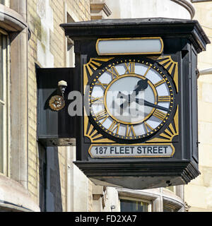 Im Freien montiert Wanduhr auf Büros (besetzt von Barristers) mit römischen Ziffern auf 187 Fleet Street Stockfoto