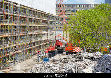 Baumaschinen bei der Arbeit Abbruch Fortschritt alte rat Wohnung Gehäuse & Häuser Gebäude Heygate Estate Elephant und Schloss Regeneration London UK Stockfoto