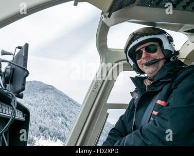 Hubschrauber-Pilot fliegen Backcountry Skifahrer in Selkirk Mountains in der Nähe von entfernten Mount Carlyle Lodge;  Britisch-Kolumbien; Kanada Stockfoto