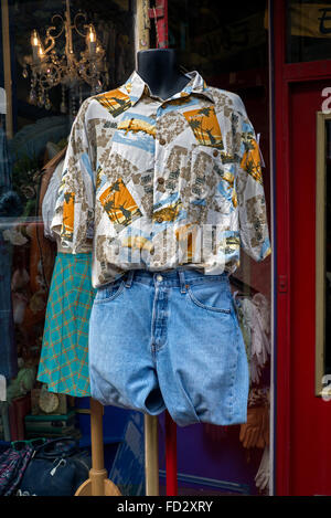 Vintage-Kleidung auf dem Display an einem Seitenarm des Armstrongs Vintage Bekleidungsgeschäft in Edinburgh, Schottland. Stockfoto