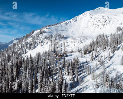 Aerial Winter-Ansicht der remote Mount Carlyle Lodge; Selkirk Mountains; Britisch-Kolumbien; Kanada Stockfoto