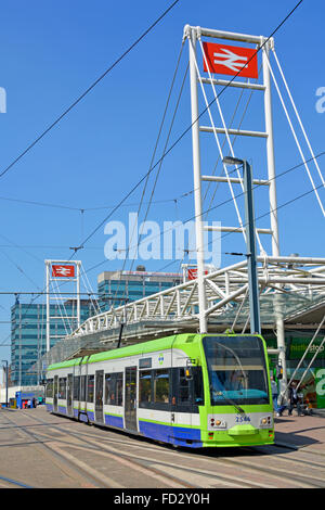 National Rail British Railways Logo über dem Bahnhof East Croydon mit tramlink-Service von First Group an der Straßenbahnhaltestelle Interchange UK Stockfoto