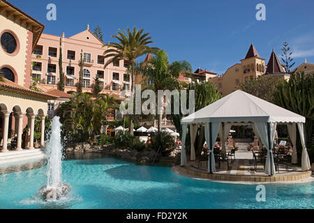 Pool auf dem Gran Hotel Bahia del Duque an der Costa Adeje in Teneriffa, Spanien. Das Design des Luxus-Hotels ist inspiriert von der Stockfoto