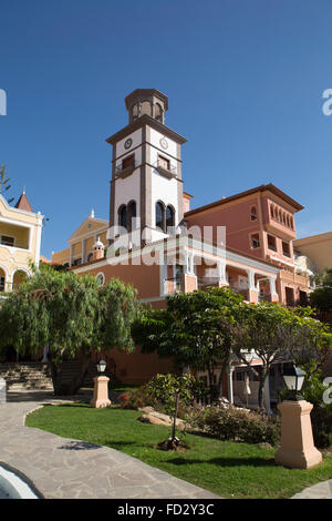 Der Garten des Gran Hotel Bahia del Duque an der Costa Adeje in Teneriffa, Spanien. Stockfoto