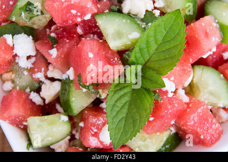 Gesunde frische Wassermelone Salat mit Minze und Gurke Stockfoto