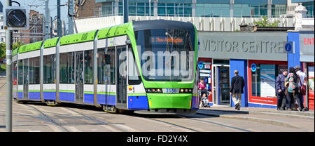 Croydon öffentliche Verkehrsmittel tramlink-Service nach New Addington Straßenbahn kommt East Croydon British Rail Interchange Bahnhof South London England UK Stockfoto